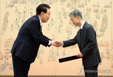 조희대 대법원장과 악수하는 윤석열 대통령