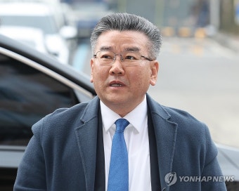 취재진 질문에 답하는 유병호 감사원 사무총장