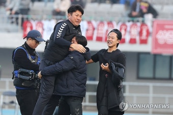 기뻐하는 김도균 감독과 이승우