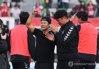 기뻐하는 김도균 감독과 이승우