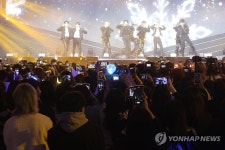 K-POP 콘서트 즐기는 팬들