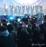 K-POP 콘서트 즐기는 팬들