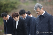 묵념하는 조희대 신임 대법원장