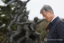 묵념하는 조희대 신임 대법원장