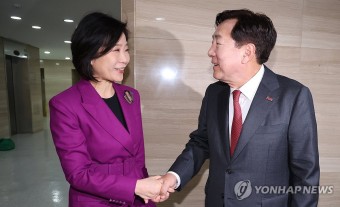 김기문 중기중앙회장과 악수하는 오영주 중기장관 후보자