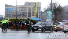입영심사대 들어가는 방탄소년단