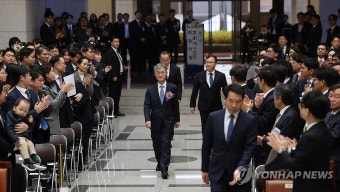 취임식 참석하는 조희대 대법원장