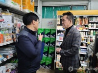 요소수 수급 상황 청취하는 임상준 차관