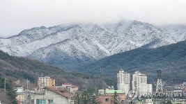 구름 걸린 인제 한석산 설경