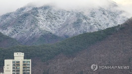 구름 걸린 인제 한석산 설경