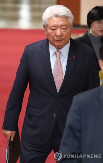 국무회의 입장하는 김홍일 위원장