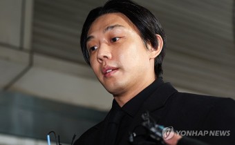 공판 출석하는 유아인