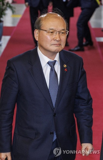 국무회의 입장하는 이상인 방통위 부위원장
