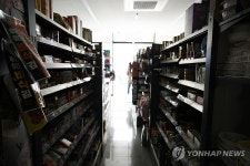 정전으로 대낮에도 어두운 편의점