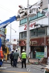 파손된 전신주 복구작업 하는 한전 직원