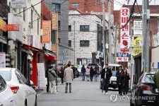 정전으로 낮에도 문 닫힌 상점가