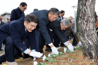 정선엽 병장 기념수에 헌화하는 동문회