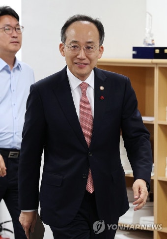 출입기자단 간담회 참석하는 추경호 부총리