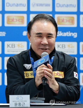 인사말 하는 윤홍근 빙상연맹 회장