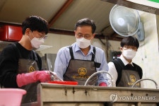 설거지 봉사하는 이형일 통계청장