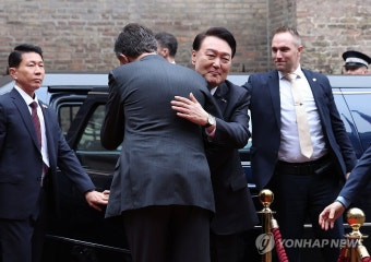 뤼터 네덜란드 총리와 포옹하는 윤석열 대통령