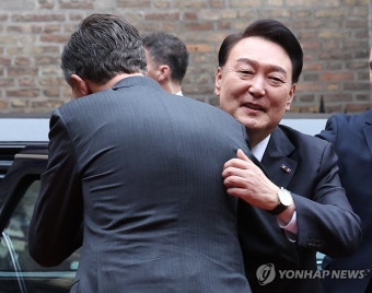 뤼터 네덜란드 총리와 포옹하는 윤석열 대통령