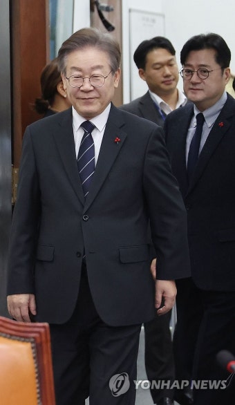 회의장 들어서는 민주당 지도부