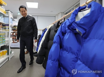 쪽방촌 온기창고 둘러보는 오세훈 시장
