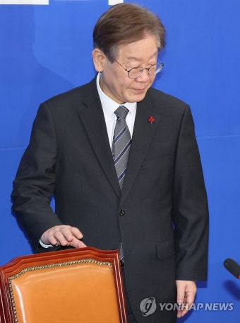 회의 참석하는 이재명 대표