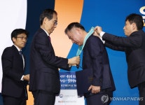 중견기업 유공자에게 포상하는 한덕수 총리