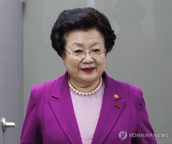 국가교육위 입장하는 이배용 위원장