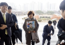 법무부 찾은 고(故) 홍 일병 어머니 박미숙씨