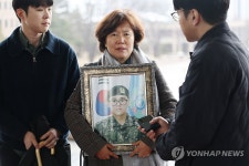 질문 답하는 고(故) 홍 일병 어머니 박미숙씨