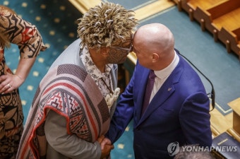 뉴질랜드 총리, 원주민 언어 지원 정책 관련 '이중잣대' 논란