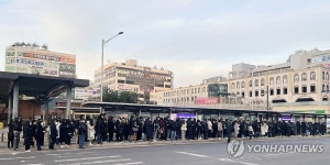 김포골드라인 전동차 고장. 붐비는 버스 정류장