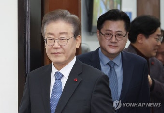 입장하는 이재명 대표