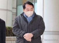 휴정시간에 법정 나서는 강래구
