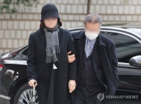 부축 받으며 법정향하는 정경심 전 교수