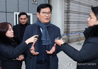 질문에 답하는 송영길 전 대표