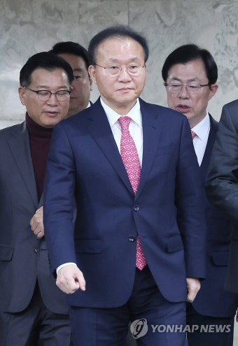 원내대책회의 참석하는 윤재옥 당 대표 권한대행