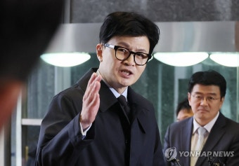 취재진 질문에 답하는 한동훈 장관