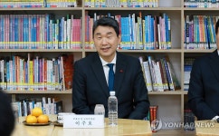 이주호 부총리, 디지털 기반 교육혁신 선도학교 방문