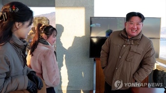 김정은, 딸 주애와 '화성-18형' 발사훈련 참관