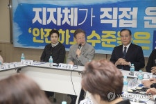 이재명, 경로당 찾아 주5일 점심제공 총선 공약 발표