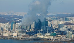 최강한파 속 수증기 뿜어내는 발전소