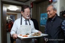 경로당 찾은 이재명 주5일 점심 공약…노인 표심 공략