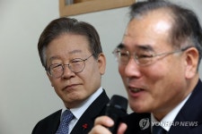 생각에 잠긴 이재명 대표