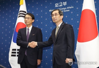 한일 고위경제협의회 수석 대표 '악수'