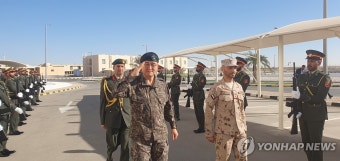 의장대 사열하는 박안수 육군참모총장과 UAE 지상군사령관