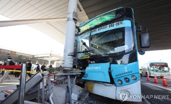 통제되는 수원역 환승센터 버스 사고 현장